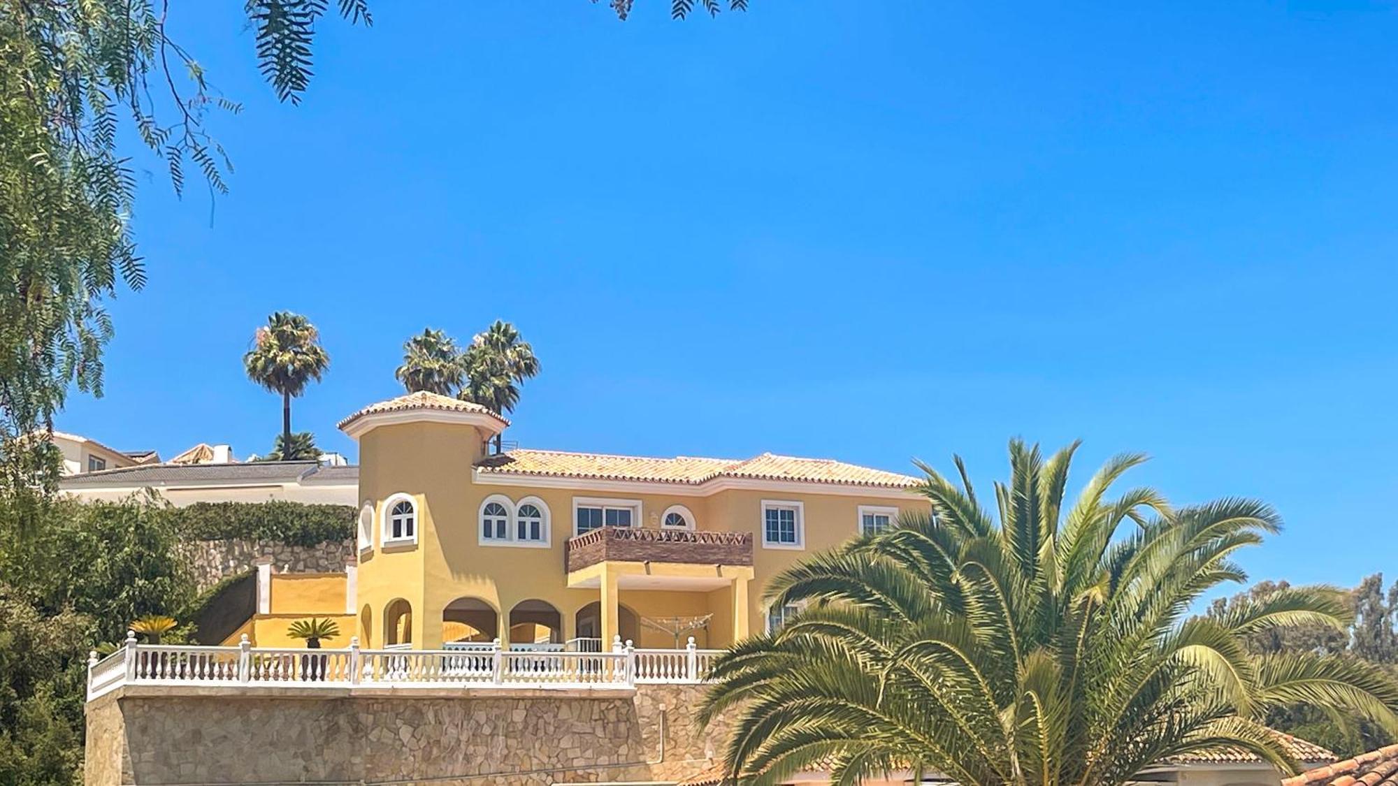Villa 108-villa, 2 Minutes Walk To The Beach, Heated Pool Malaga